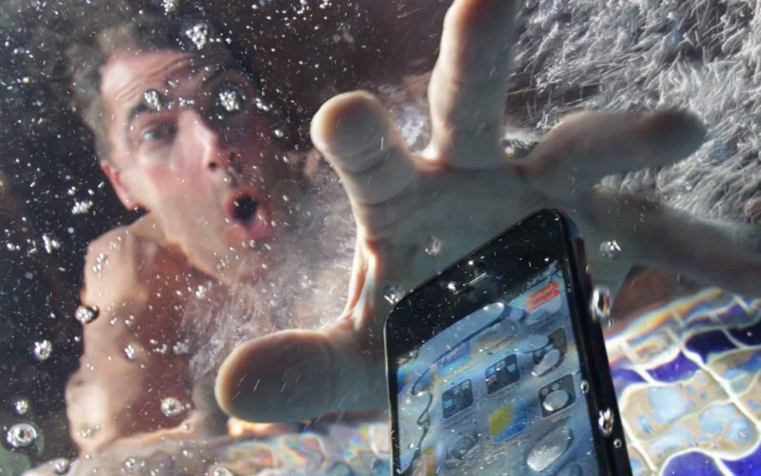 Recuperarea telefonului scăpat în apă: pași esențiali pentru salvarea dispozitivului