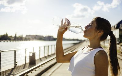 Ce se întâmplă cu apa ținută în  sticle de plastic direct în căldura soarelui